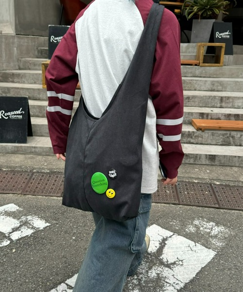 CIAOPANIC TYPY（チャオパニックティピー）の「【UNISEX】キャンバス缶バッチ付きショルダーバッグ（ショルダーバッグ・メンズ・ブラック/レッド/ネイビー・ONE SIZE）」の6枚目の写真