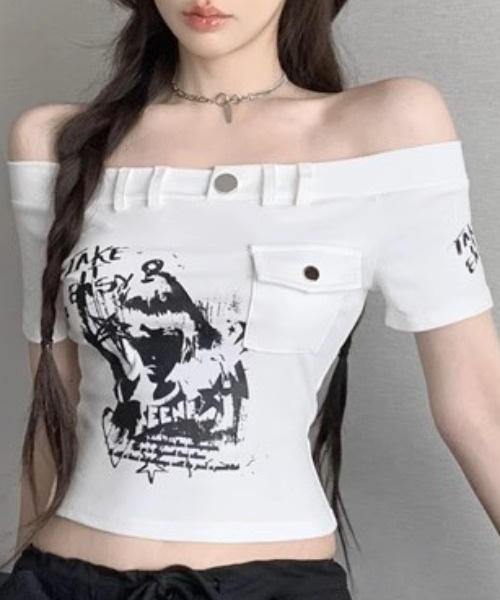 .KOM(ドットコム)の「A'GEM/9 × .kom 『.KOM/ドットケーオーエム』プリントオフショルダートップス(Tシャツ/カットソー・レディース・ブラック/ホワイト・M)」の5枚目の写真
