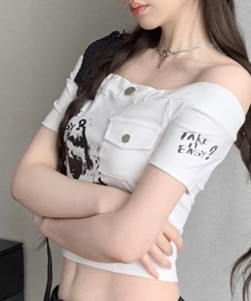 .KOM(ドットコム)の「A'GEM/9 × .kom 『.KOM/ドットケーオーエム』プリントオフショルダートップス(Tシャツ/カットソー・レディース・ブラック/ホワイト・M)」の6枚目の写真