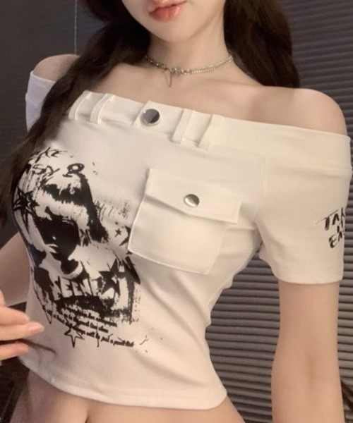 .KOM(ドットコム)の「A'GEM/9 × .kom 『.KOM/ドットケーオーエム』プリントオフショルダートップス(Tシャツ/カットソー・レディース・ブラック/ホワイト・M)」の8枚目の写真