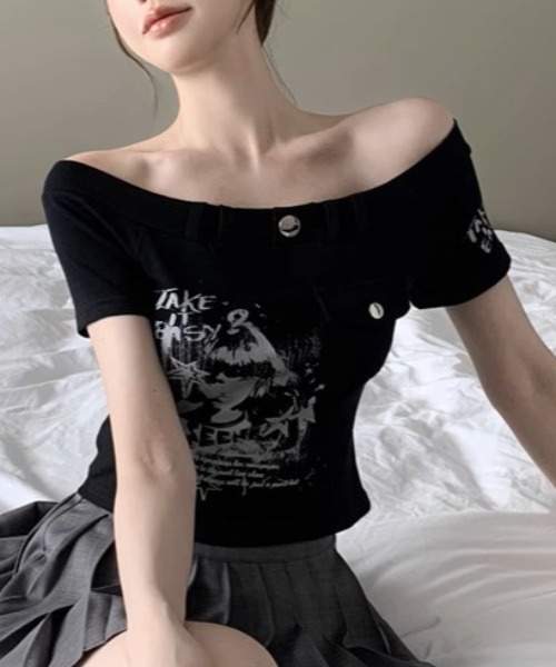 .KOM(ドットコム)の「A'GEM/9 × .kom 『.KOM/ドットケーオーエム』プリントオフショルダートップス(Tシャツ/カットソー・レディース・ブラック/ホワイト・M)」の19枚目の写真
