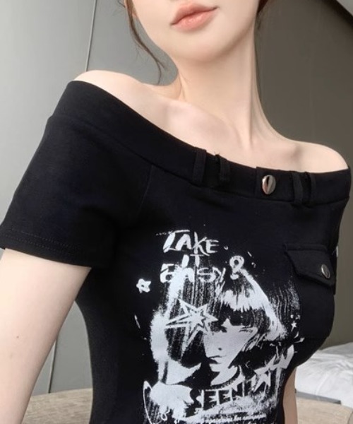 .KOM(ドットコム)の「A'GEM/9 × .kom 『.KOM/ドットケーオーエム』プリントオフショルダートップス(Tシャツ/カットソー・レディース・ブラック/ホワイト・M)」の20枚目の写真