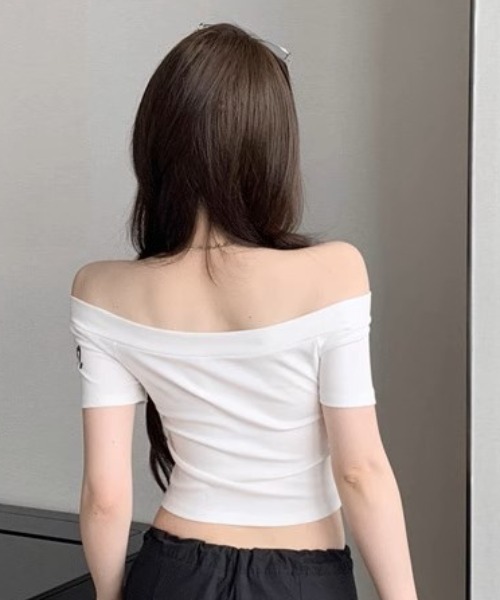 .KOM(ドットコム)の「A'GEM/9 × .kom 『.KOM/ドットケーオーエム』プリントオフショルダートップス(Tシャツ/カットソー・レディース・ブラック/ホワイト・M)」の15枚目の写真