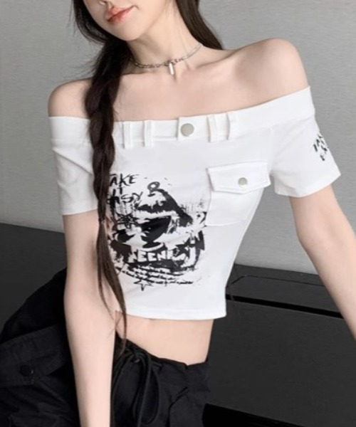 .KOM(ドットコム)の「A'GEM/9 × .kom 『.KOM/ドットケーオーエム』プリントオフショルダートップス(Tシャツ/カットソー・レディース・ブラック/ホワイト・M)」の14枚目の写真