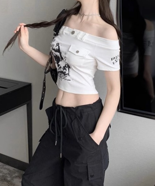 .KOM(ドットコム)の「A'GEM/9 × .kom 『.KOM/ドットケーオーエム』プリントオフショルダートップス(Tシャツ/カットソー・レディース・ブラック/ホワイト・M)」の16枚目の写真