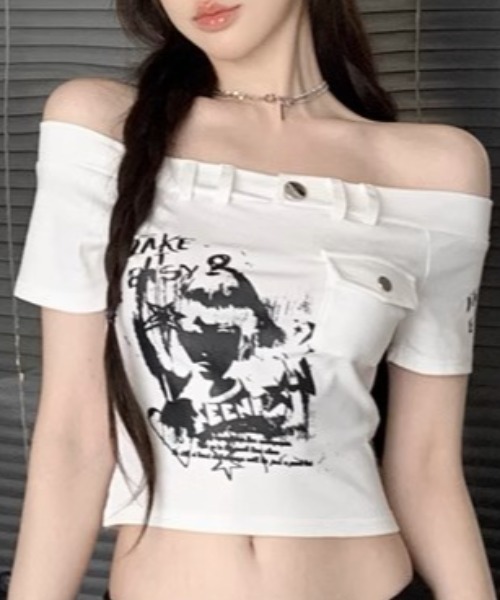 .KOM(ドットコム)の「A'GEM/9 × .kom 『.KOM/ドットケーオーエム』プリントオフショルダートップス(Tシャツ/カットソー・レディース・ブラック/ホワイト・M)」の3枚目の写真
