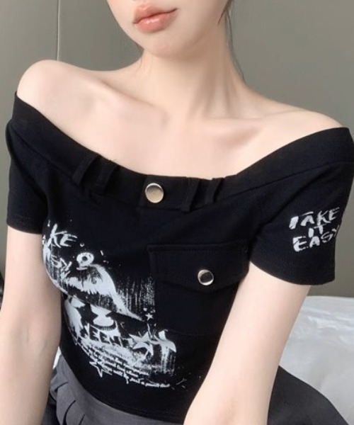 .KOM(ドットコム)の「A'GEM/9 × .kom 『.KOM/ドットケーオーエム』プリントオフショルダートップス(Tシャツ/カットソー・レディース・ブラック/ホワイト・M)」の21枚目の写真
