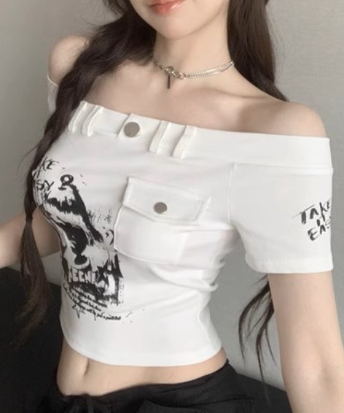.KOM(ドットコム)の「A'GEM/9 × .kom 『.KOM/ドットケーオーエム』プリントオフショルダートップス(Tシャツ/カットソー・レディース・ブラック/ホワイト・M)」の12枚目の写真