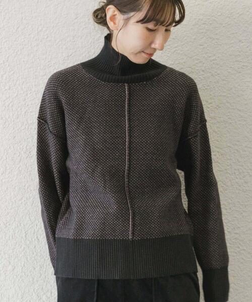 ITEMS URBANRESEARCH（アイテムズ アーバンリサーチ）の「ハイネックワイドニット（ニット/セーター・レディース・ブラック/ブラウン系その他/ホワイト系その他/ブルー系その他/オフホワイト/イエロー系その他/オレンジ・FREE）」の4枚目の写真