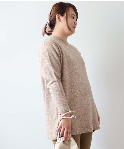 MB mint breeze（エムビーミントブリーズ）の「【LL～6L 大きいサイズ】【WEB/一部店舗限定】モックネックニットチュニック（ニット/セーター・レディース・ネイビー/ベージュ/ライトグレー/レッド/チャコールグレー/ブルー・LL/3L/4L/5L/6L）」の4枚目の写真