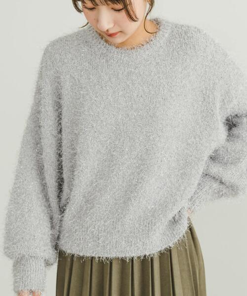 ITEMS URBANRESEARCH(アイテムズ アーバンリサーチ)の「フェザークロップドニット(ニット/セーター・レディース・ライトグレー/レッド・FREE)」の2枚目の写真