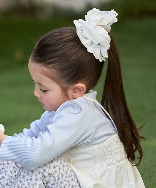 petit main(プティマイン)の「ボリュームレースシュシュ(シュシュ・キッズ・オフホワイト/レッド・F)」の1枚目の写真