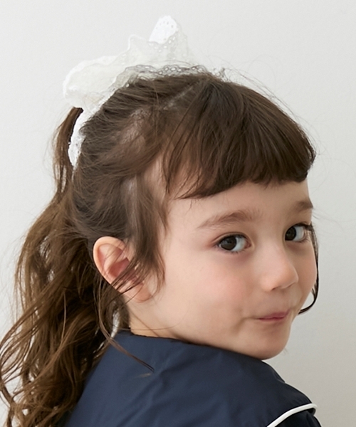 petit main(プティマイン)の「ボリュームレースシュシュ(シュシュ・キッズ・オフホワイト/レッド・F)」の4枚目の写真