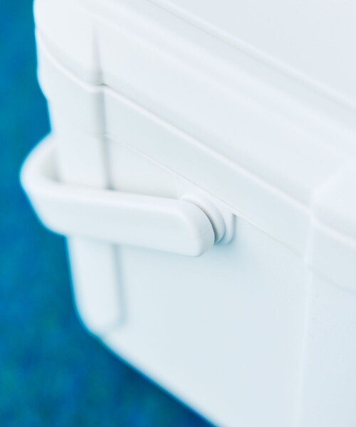 POLeR(ポーラー)の「POLeR × FREAK'S STORE/ポーラー × フリークスストア 別注 HARD COOLER ハード クーラーボックス 5.2L(アウトドアグッズ・メンズ・ホワイト・ONE SIZE)」の8枚目の写真