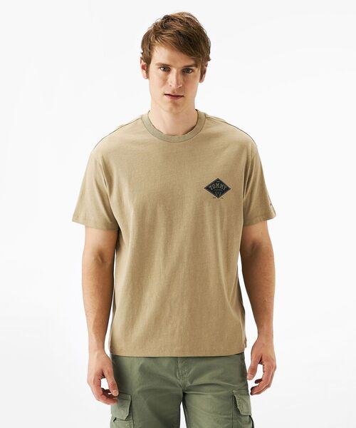 tommy jeans(トミー ジーンズ)の「リラックスバーシティグラフィックTシャツ(Tシャツ/カットソー・メンズ・ベージュ/ネイビー/ピンク・LARGE/MEDIUM/SMALL/X-LARGE)」の2枚目の写真