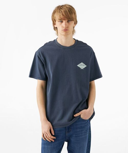 tommy jeans(トミー ジーンズ)の「リラックスバーシティグラフィックTシャツ(Tシャツ/カットソー・メンズ・ベージュ/ネイビー/ピンク・LARGE/MEDIUM/SMALL/X-LARGE)」の1枚目の写真