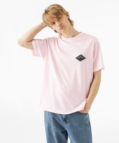 tommy jeans(トミー ジーンズ)の「リラックスバーシティグラフィックTシャツ(Tシャツ/カットソー・メンズ・ベージュ/ネイビー/ピンク・LARGE/MEDIUM/SMALL/X-LARGE)」の3枚目の写真