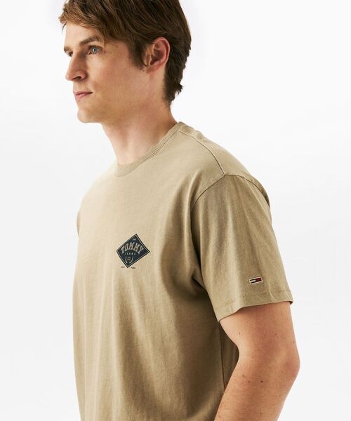tommy jeans(トミー ジーンズ)の「リラックスバーシティグラフィックTシャツ(Tシャツ/カットソー・メンズ・ベージュ/ネイビー/ピンク・LARGE/MEDIUM/SMALL/X-LARGE)」の11枚目の写真