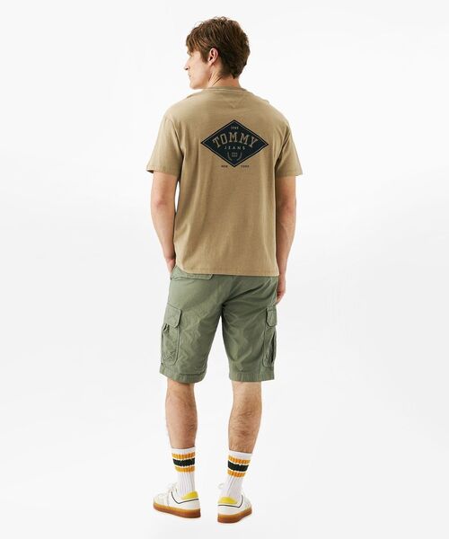 tommy jeans(トミー ジーンズ)の「リラックスバーシティグラフィックTシャツ(Tシャツ/カットソー・メンズ・ベージュ/ネイビー/ピンク・LARGE/MEDIUM/SMALL/X-LARGE)」の9枚目の写真