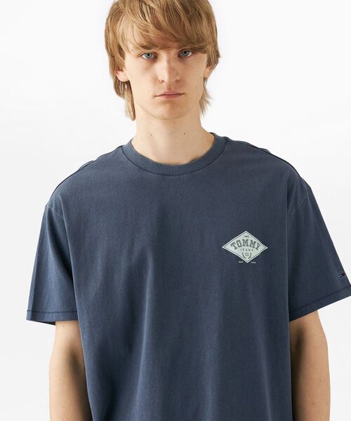 tommy jeans(トミー ジーンズ)の「リラックスバーシティグラフィックTシャツ(Tシャツ/カットソー・メンズ・ベージュ/ネイビー/ピンク・LARGE/MEDIUM/SMALL/X-LARGE)」の7枚目の写真