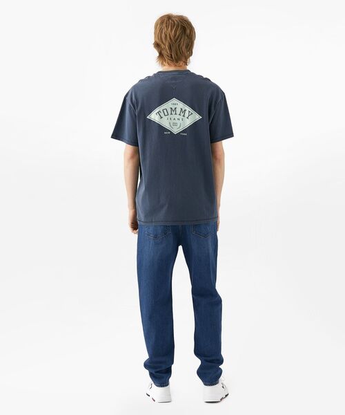 tommy jeans(トミー ジーンズ)の「リラックスバーシティグラフィックTシャツ(Tシャツ/カットソー・メンズ・ベージュ/ネイビー/ピンク・LARGE/MEDIUM/SMALL/X-LARGE)」の5枚目の写真