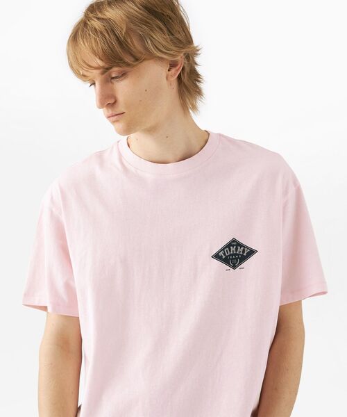 tommy jeans(トミー ジーンズ)の「リラックスバーシティグラフィックTシャツ(Tシャツ/カットソー・メンズ・ベージュ/ネイビー/ピンク・LARGE/MEDIUM/SMALL/X-LARGE)」の16枚目の写真