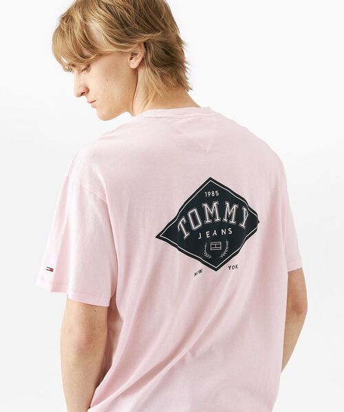 tommy jeans(トミー ジーンズ)の「リラックスバーシティグラフィックTシャツ(Tシャツ/カットソー・メンズ・ベージュ/ネイビー/ピンク・LARGE/MEDIUM/SMALL/X-LARGE)」の15枚目の写真