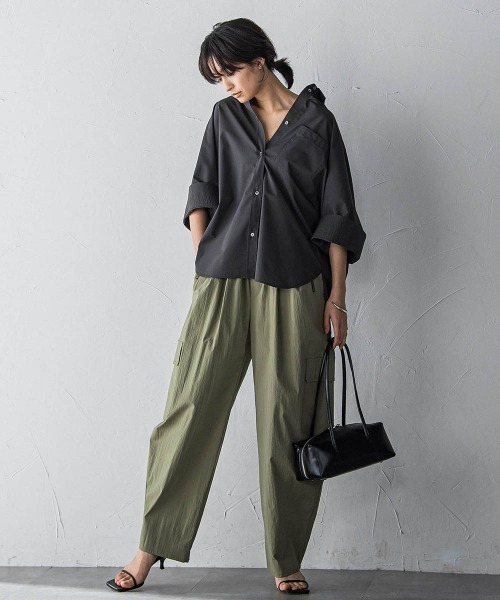 MAYSON GREY(メイソングレイ)の「ワイドカフスドルマンシャツ≪洗濯機で洗える≫(シャツ/ブラウス・レディース・チャコールグレー/ブルー系その他/ホワイト/パープル系その他・M)」の14枚目の写真
