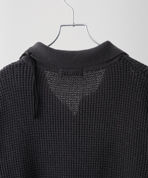 CLEL（クレイル）の「【CLEL】Hand Stitched Waffle Skipper Short Sleeve Knit Polo/ハンドステッチ ワッフルスキッパー半袖ニットポロ（ポロシャツ・メンズ・ブラック/グレイッシュベージュ/チャコールグレー/ブルー・XS/S/M/L）」の8枚目の写真