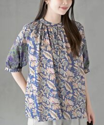 プリント切替ノーカラーブラウス