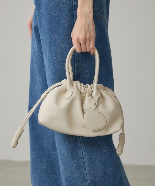 &. NOSTALGIA(アンドドットノスタルジア)の「【ZOZO限定】ハートチャーム巾着風ハンドバッグ(ハンドバッグ・レディース・アイボリー/ブラック/シルバー・FREE)」の1枚目の写真