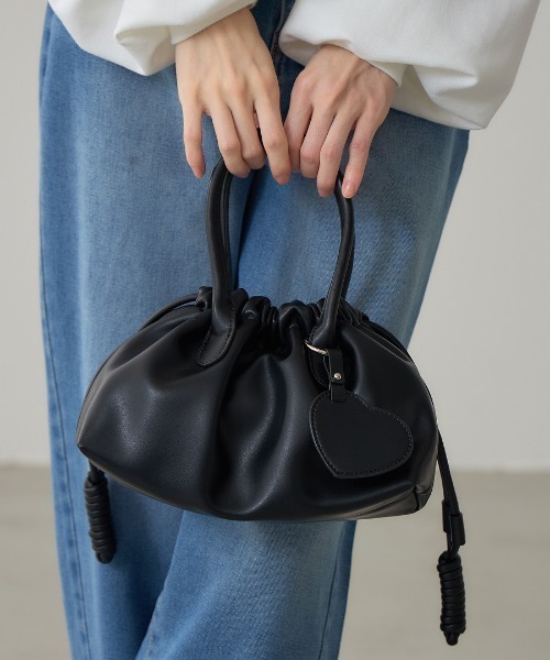 &. NOSTALGIA(アンドドットノスタルジア)の「【ZOZO限定】ハートチャーム巾着風ハンドバッグ(ハンドバッグ・レディース・アイボリー/ブラック/シルバー・FREE)」の2枚目の写真