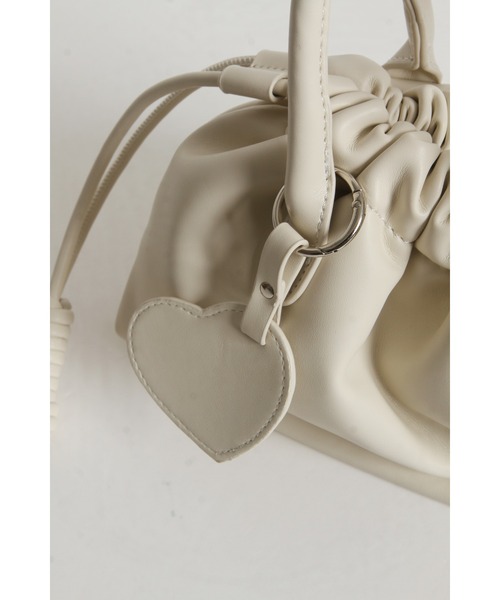&. NOSTALGIA(アンドドットノスタルジア)の「【ZOZO限定】ハートチャーム巾着風ハンドバッグ(ハンドバッグ・レディース・アイボリー/ブラック/シルバー・FREE)」の18枚目の写真