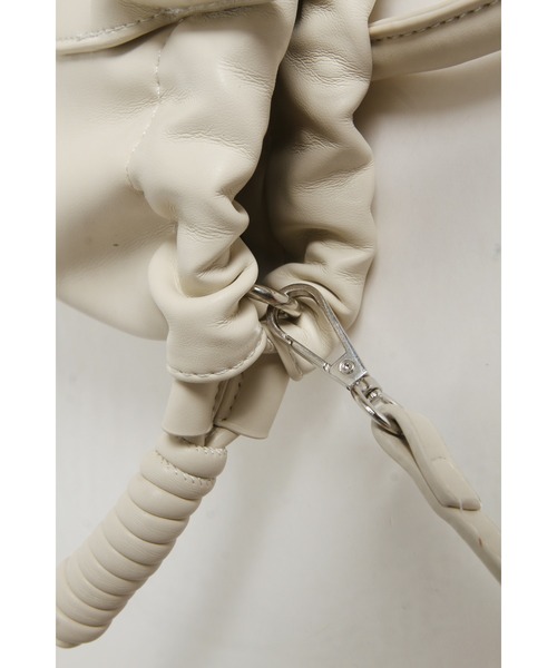 &. NOSTALGIA(アンドドットノスタルジア)の「【ZOZO限定】ハートチャーム巾着風ハンドバッグ(ハンドバッグ・レディース・アイボリー/ブラック/シルバー・FREE)」の4枚目の写真