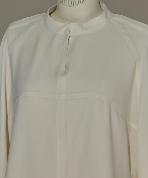 STUDIOUS(ステュディオス)の「【STUDIOUS/ステュディオス】BACK SATIN DRAPE BLOUSE/バックサテンドレープブラウス(シャツ/ブラウス・レディース・ブラック/ホワイト・FREE)」の9枚目の写真