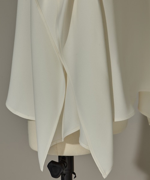 STUDIOUS(ステュディオス)の「【STUDIOUS/ステュディオス】BACK SATIN DRAPE BLOUSE/バックサテンドレープブラウス(シャツ/ブラウス・レディース・ブラック/ホワイト・FREE)」の4枚目の写真