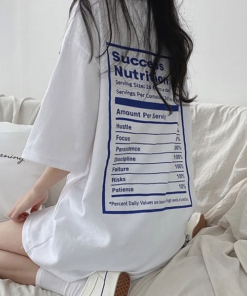 NinaetLina（ニナエリナ）の「ビッグシルエットバックプリント英字Tシャツ（Tシャツ/カットソー・レディース・ブルー/ブラック/ホワイト/グリーン・FREE）」の2枚目の写真