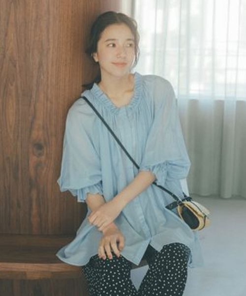 studio CLIP(スタディオクリップ)の「《natural by clip》コットンシルクギャザーチュニック(チュニック・レディース・ブラック/ライトブルー・FREE)」の2枚目の写真