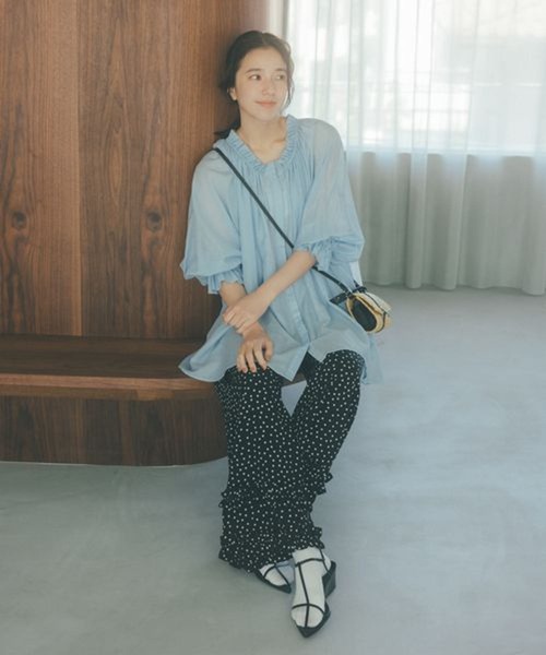 studio CLIP(スタディオクリップ)の「《natural by clip》コットンシルクギャザーチュニック(チュニック・レディース・ブラック/ライトブルー・FREE)」の4枚目の写真