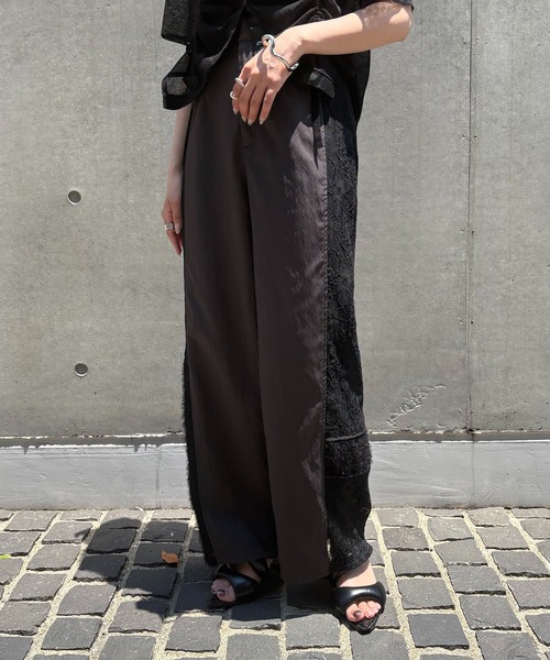 &g'aime(アンジェム)の「【&g'aime】レースMIXラインパンツ Lace-Panel Track Pants(スラックス・レディース・アイボリー/チャコールグレー・FREE)」の1枚目の写真