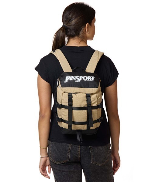 JANSPORT(ジャンスポーツ)の「JANSPORT MINI SKIP PACK(ジャンスポーツ ミニスキップパック)(バックパック/リュック・レディース・ブラック/グリーン系/レッド系/ベージュ系・FREE)」の1枚目の写真