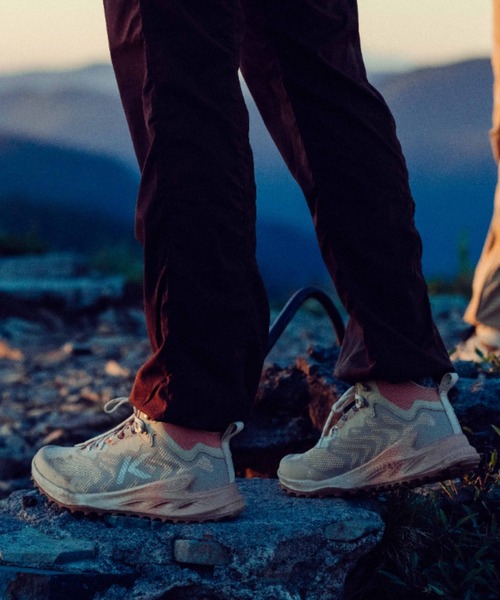 KEEN(キーン)の「ZIONIC NXT MID WP / ザイオニック エヌエックスティー ミッド ウォータープルーフ / レディース 防水ハイキングシューズ(その他シューズ・レディース・ベージュ・22.5cm/23cm/23.5cm/24.5cm/25cm/25.5cm/26cm)」の1枚目の写真