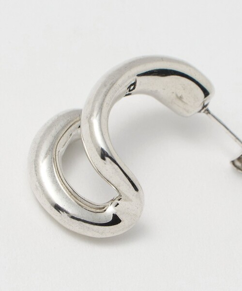 PHILIPPE AUDIBERT（フィリップ オーディベール）の「＜PHILIPPE AUDIBERT＞PAIGE アシンメトリー ピアス（ピアス（両耳用）・レディース・シルバー・FREE）」の5枚目の写真