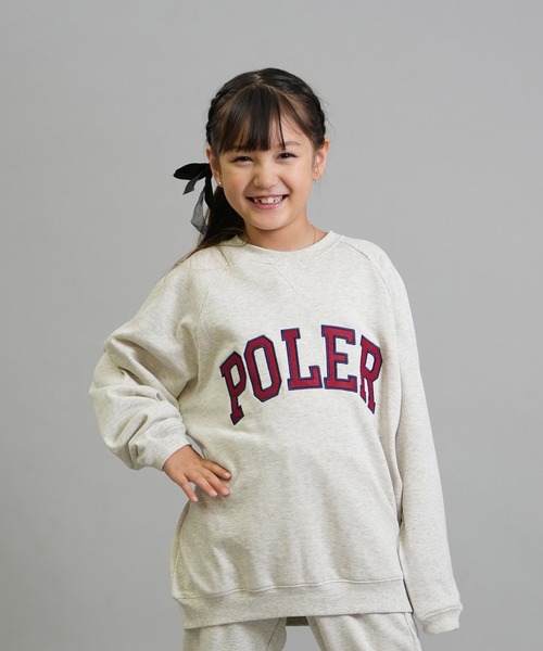 POLeR(ポーラー)の「POLER/ポーラー トレーナー スウェット キッズ クルーネック カレッジロゴ 裏毛 セットアップ対応 KIDS COLLEGE CREW 259MCV0038(スウェット・キッズ・チャコール/オートミール・160cm/150cm/140cm/130cm)」の2枚目の写真