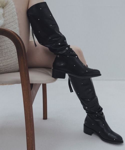 WILLFULLY（ウィルフリー）の「plenty random studs long boots（ブーツ・レディース・タン/ブラック・S/M/L）」の2枚目の写真