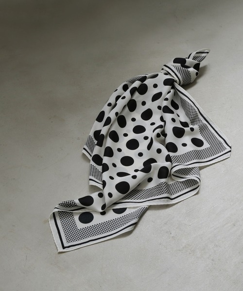 colleca la(コレカラ)の「ポルカドット大判スカーフ(バンダナ/スカーフ・レディース・ブラウン系/ホワイト×ブラック・FREE)」の2枚目の写真