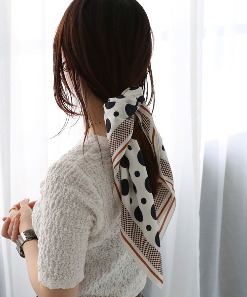 colleca la(コレカラ)の「ポルカドット大判スカーフ(バンダナ/スカーフ・レディース・ブラウン系/ホワイト×ブラック・FREE)」の3枚目の写真