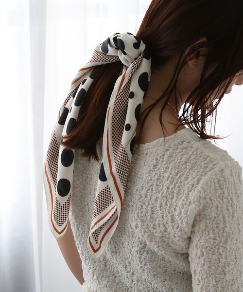 colleca la(コレカラ)の「ポルカドット大判スカーフ(バンダナ/スカーフ・レディース・ブラウン系/ホワイト×ブラック・FREE)」の4枚目の写真