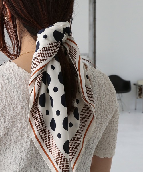 colleca la(コレカラ)の「ポルカドット大判スカーフ(バンダナ/スカーフ・レディース・ブラウン系/ホワイト×ブラック・FREE)」の5枚目の写真