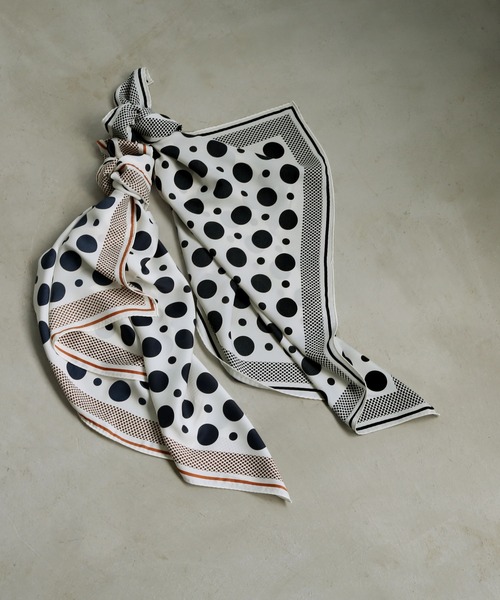 colleca la(コレカラ)の「ポルカドット大判スカーフ(バンダナ/スカーフ・レディース・ブラウン系/ホワイト×ブラック・FREE)」の6枚目の写真